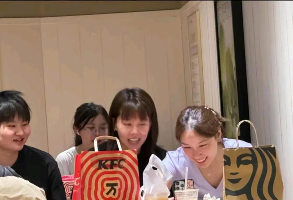 陈幸同笑起来好看。原来她们三个真的是在机场拍的那个手势舞啊，赛前轻松一刻。刚刚