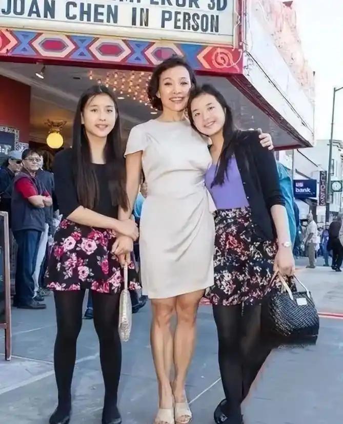 61岁的陈冲把两个女儿养的水灵灵，胖乎乎的，非常漂亮有灵性，而她却老了。陈冲的脸