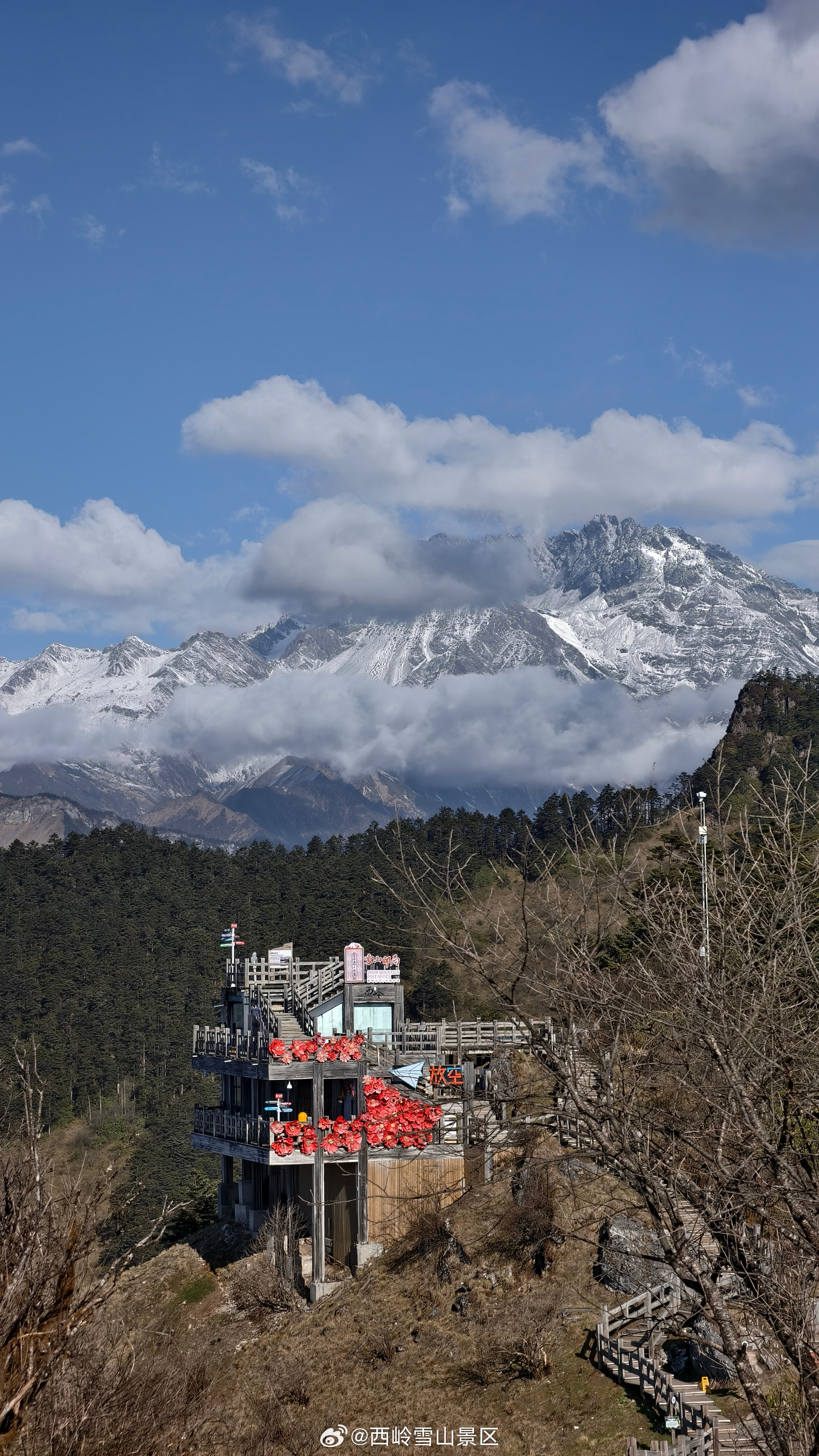 「窗含西岭千秋雪」的清晨，是成都人独有的浪漫雪顶在云间若隐若现，风掠过山林，把一