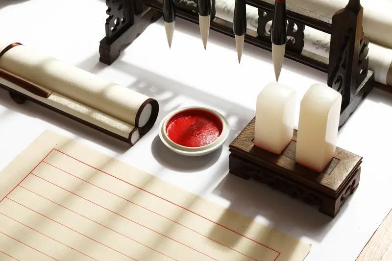 最近书法界可热闹了，一个13岁无门无派无师承的少年李明，因书法被央视报道还受邀上