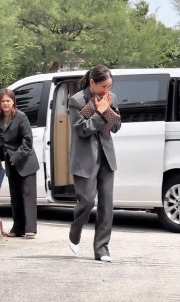 同床异梦？萍通塔第三次去监狱看他信，她老公纳塔鹏没来，她妹妹佩通坦也没来，倒是她