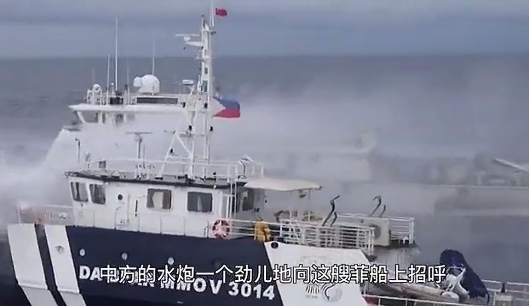 撞完就怂！菲船硬闯黄岩岛撞塌我船栏杆，被逼举白旗认怂！中国海警