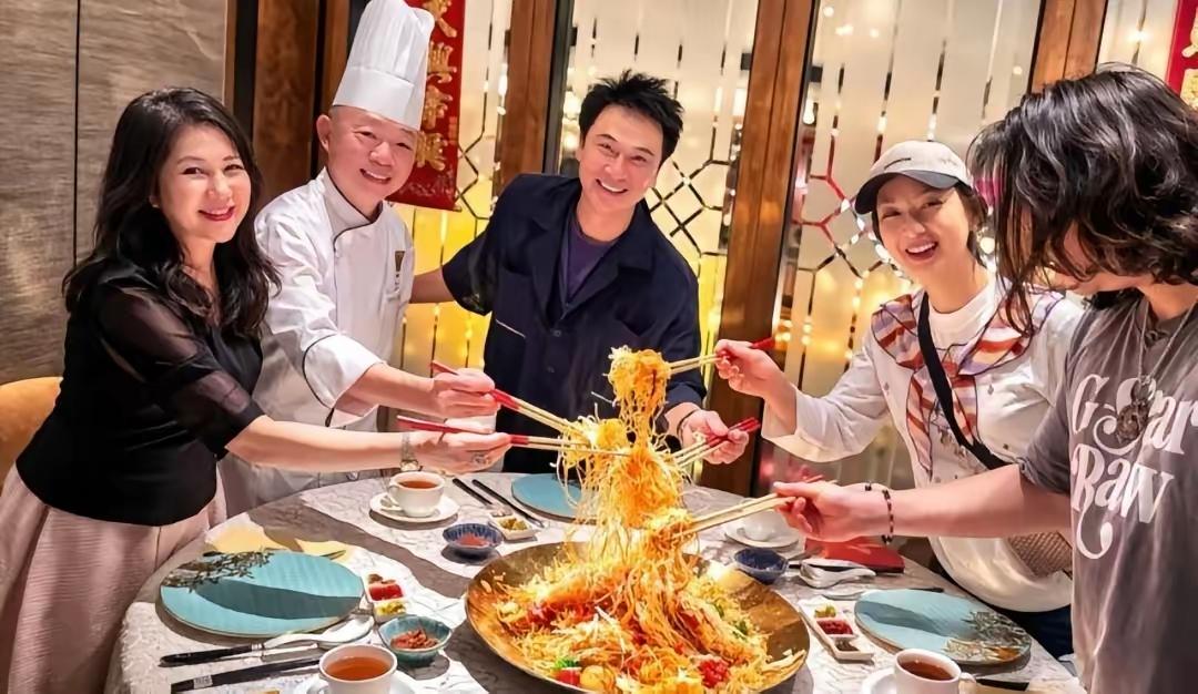 吴镇宇携妻儿在新加坡餐厅用餐，65岁的他面色红润、精神饱满。妻子王丽萍罕见素颜亮