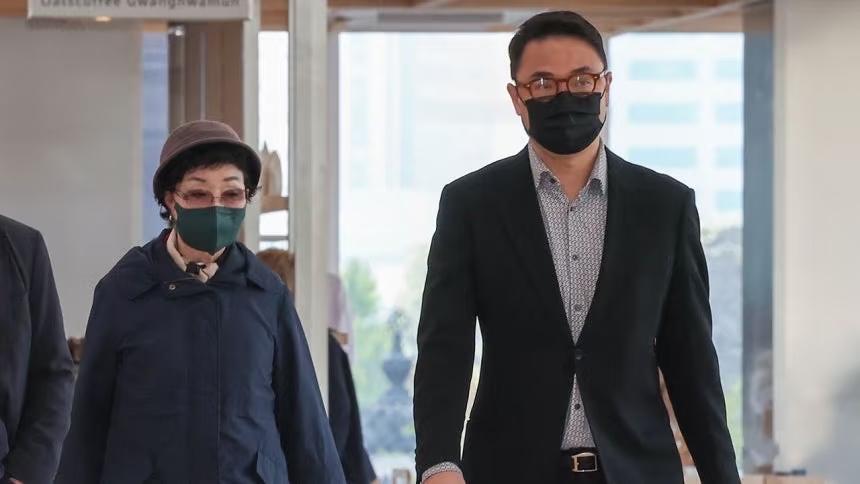 前韩国第一夫人金建希的母亲和哥哥罕见现身，金建希和妈妈还有哥哥长的很像啊！大家