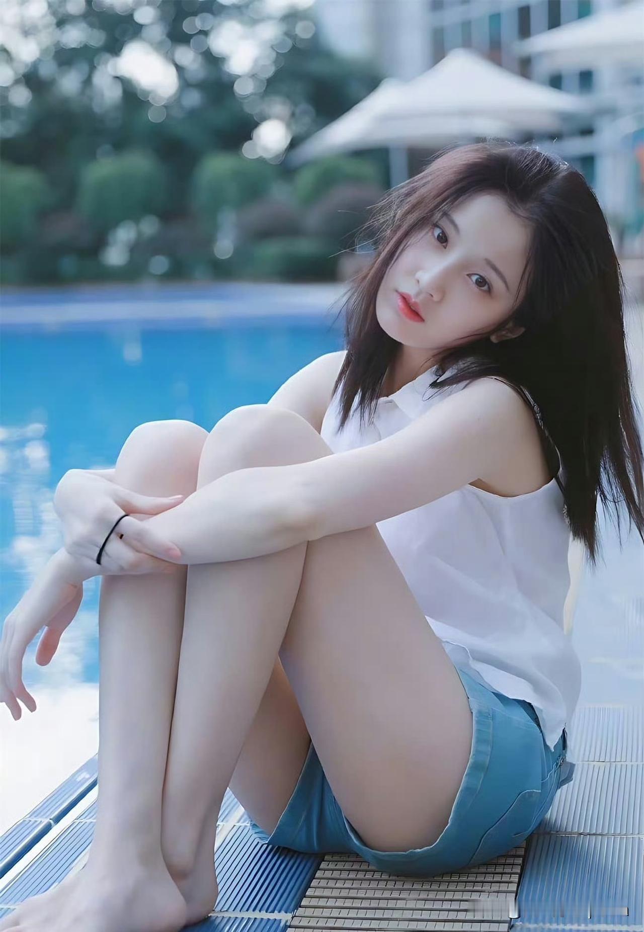 张慧雯这组夏日私服也太养眼了吧！简简单单的白背心配牛仔短裤，瞬间梦回校园女神！