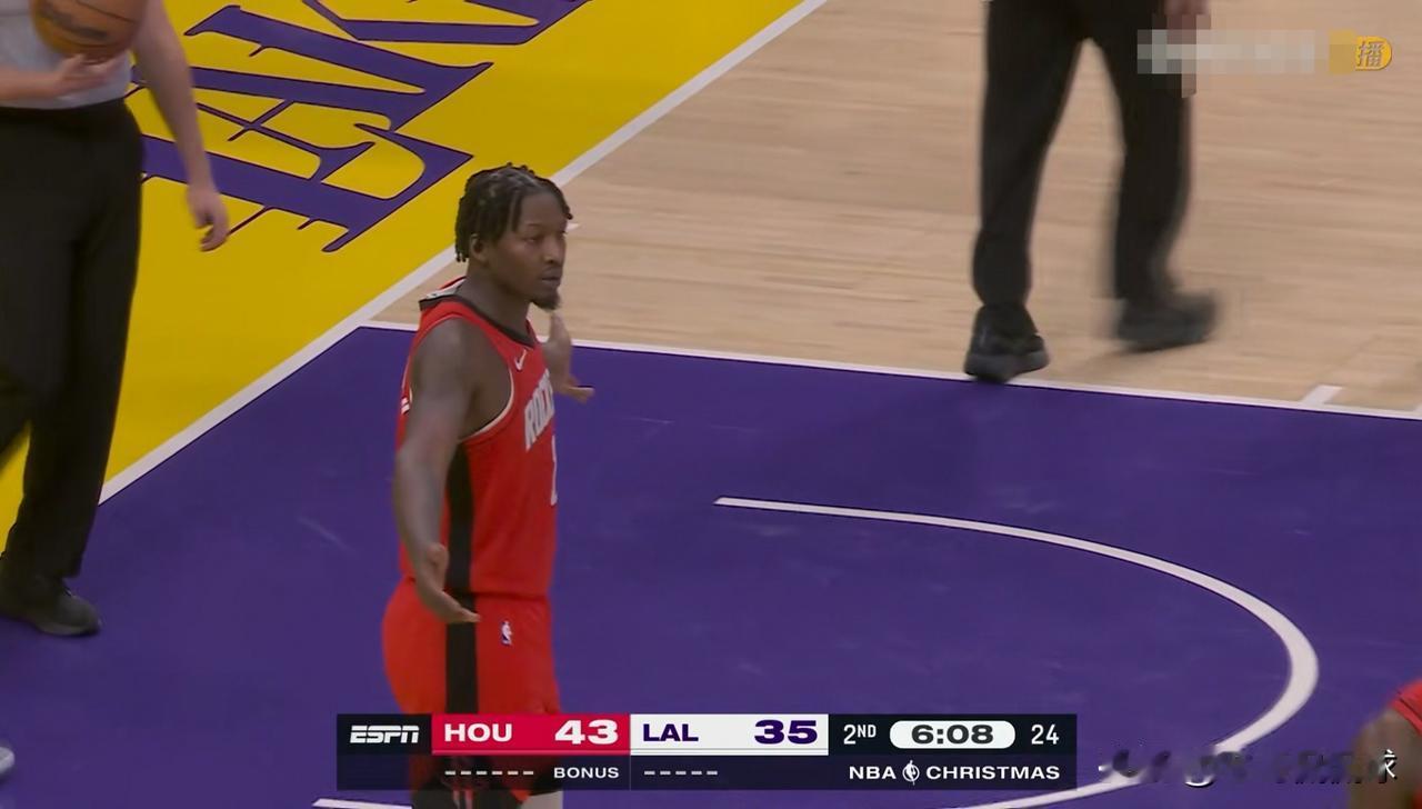 火箭大将芬尼-史密斯真是太有自知之明了！在今天火箭客场挑战湖人的上半场比赛中，伤