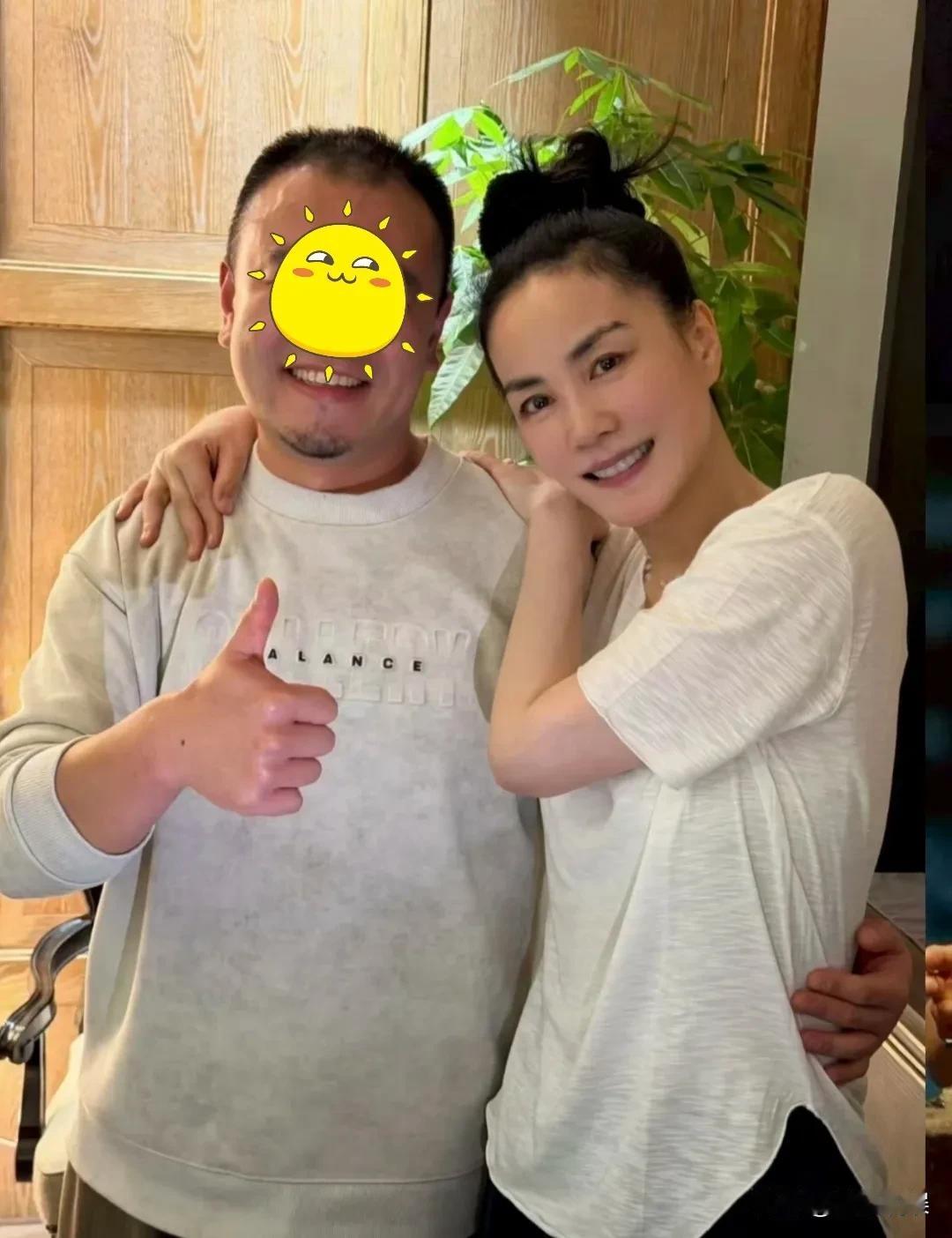 原来，平和、善良的心态，才是一个人最好的医美方式！网友晒和王菲的合照，这是一个