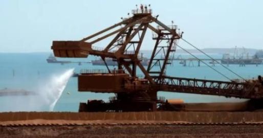 中国买矿石坚持用人民币，不玩美元那一套了，美国让澳大利亚必须用美元卖，结果自己又