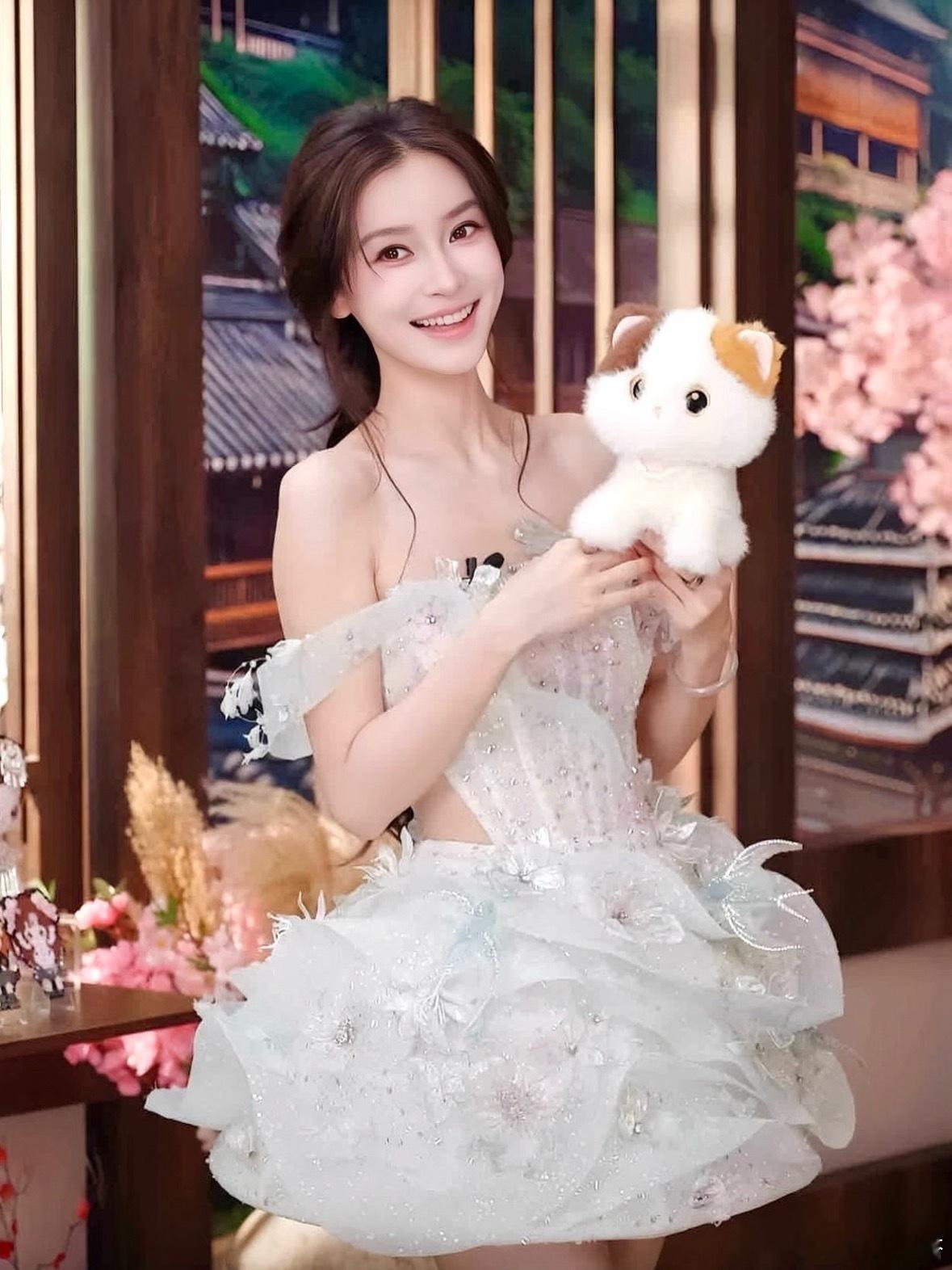 Angelababy高定预告十几年的沉淀，让她不仅拥有绝对的美貌，更具备了压得住