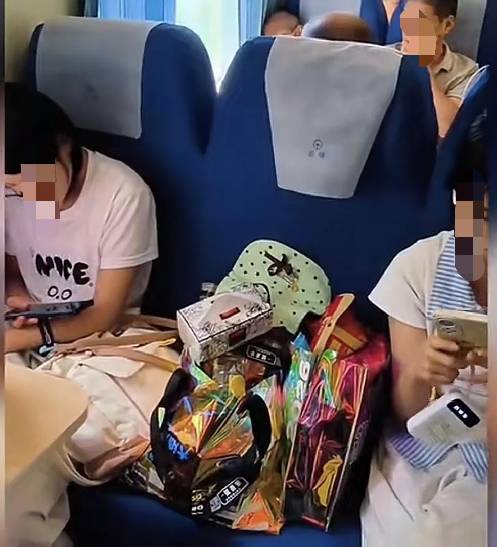 火车座位不该是“买来闲置的私产”最近，一则火车占座的新闻在网上吵翻了天，相