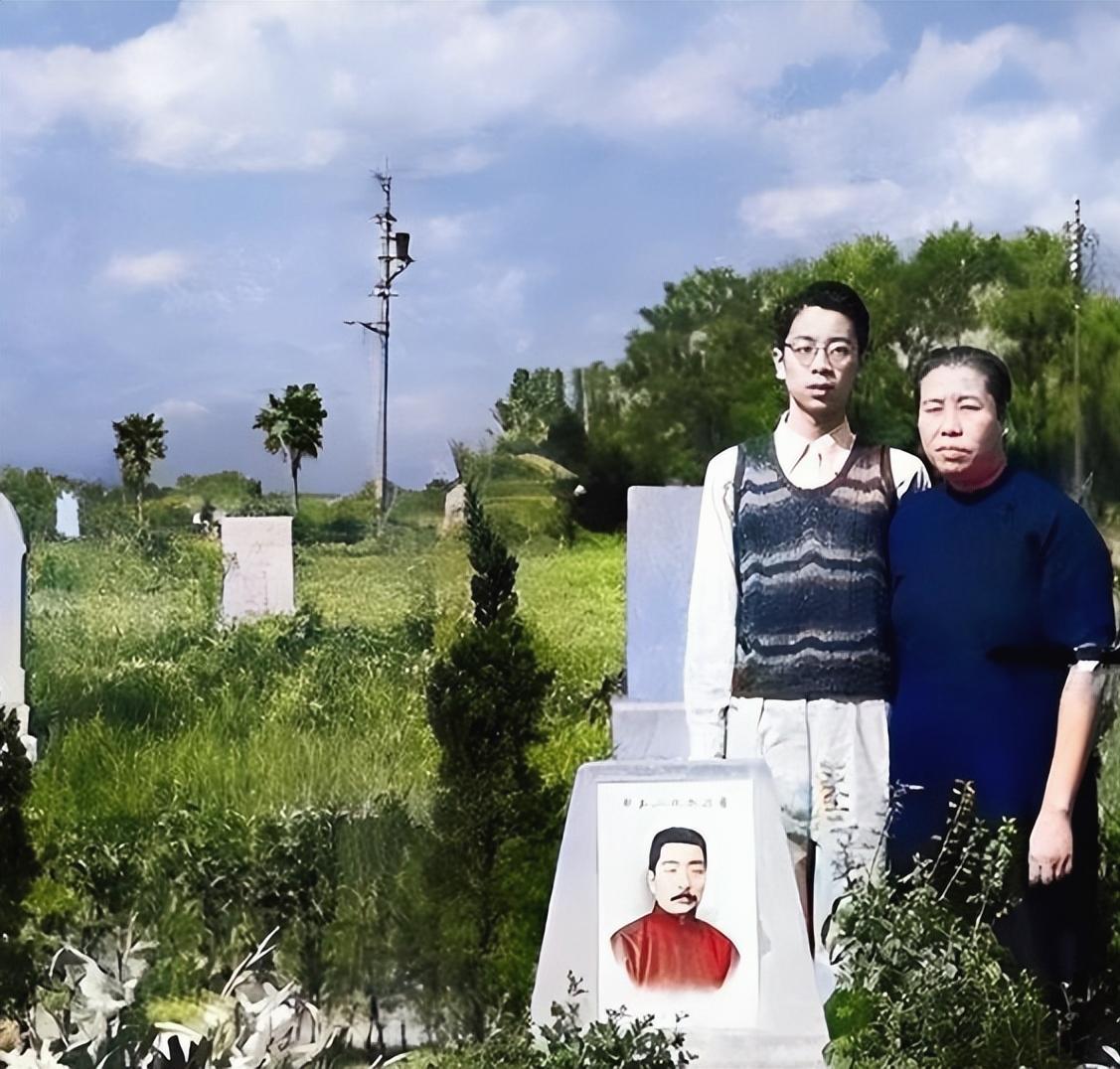 1946年，周海婴与母亲许广平站在父亲鲁迅的墓前。周海婴出生时，鲁迅已48岁（许