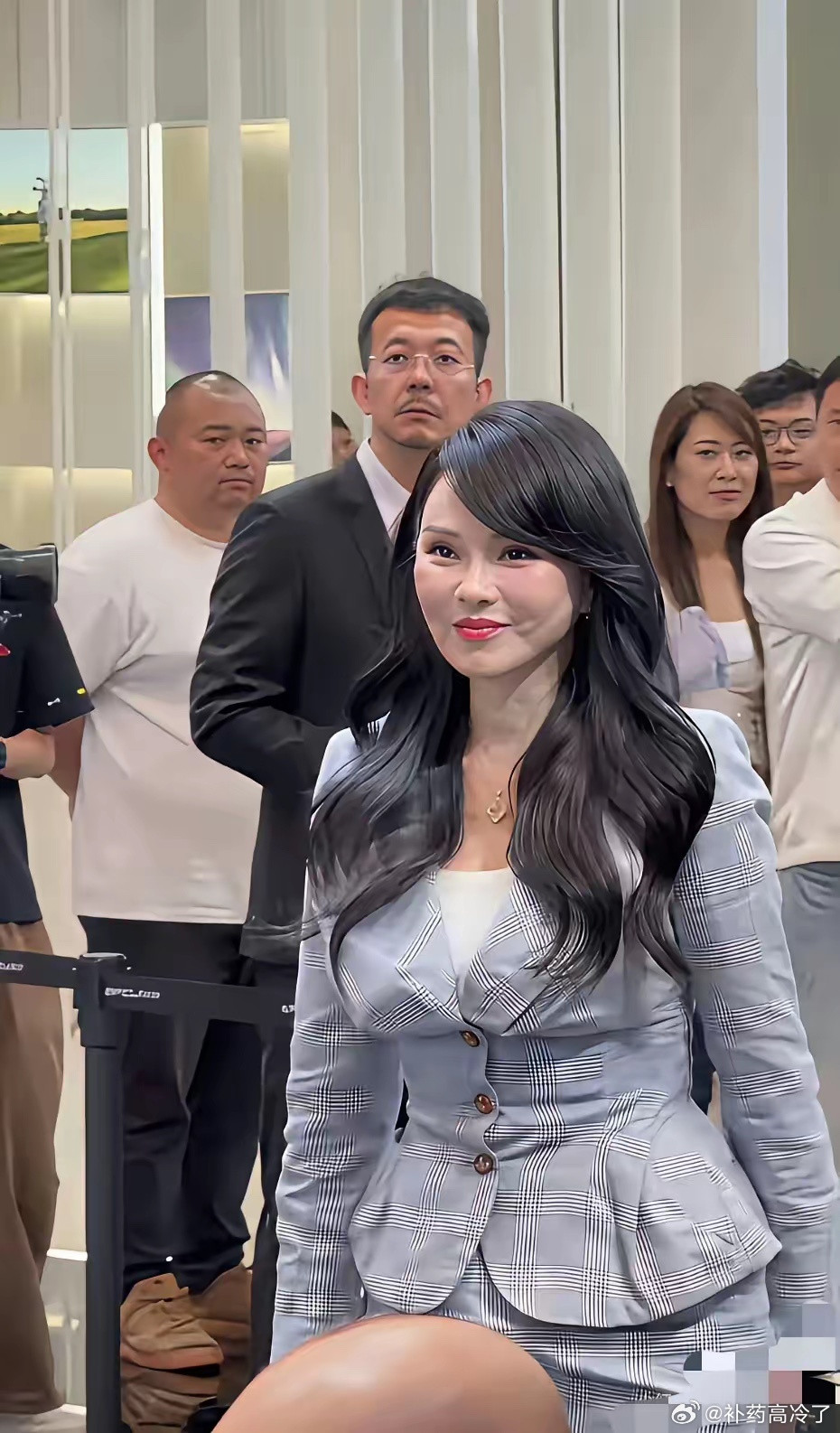 我觉得宁愿有皱纹，也不想馒化，看起来真的又老又年轻