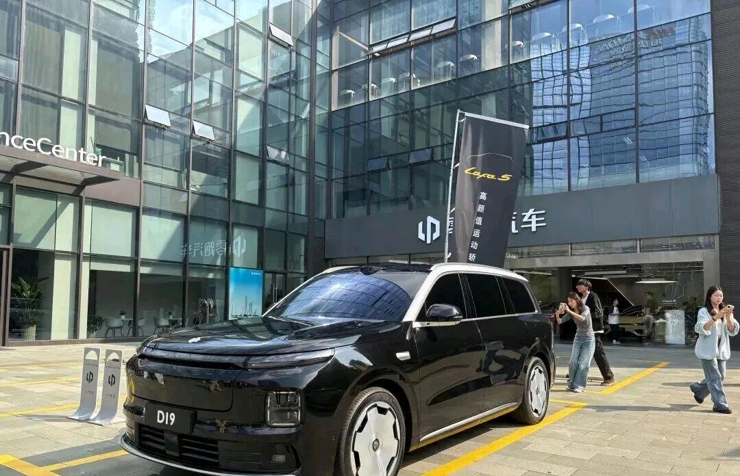 零跑D19实车现身街头，你觉得这外观怎么样？看到问界M9、理想L9卖得火热，零跑