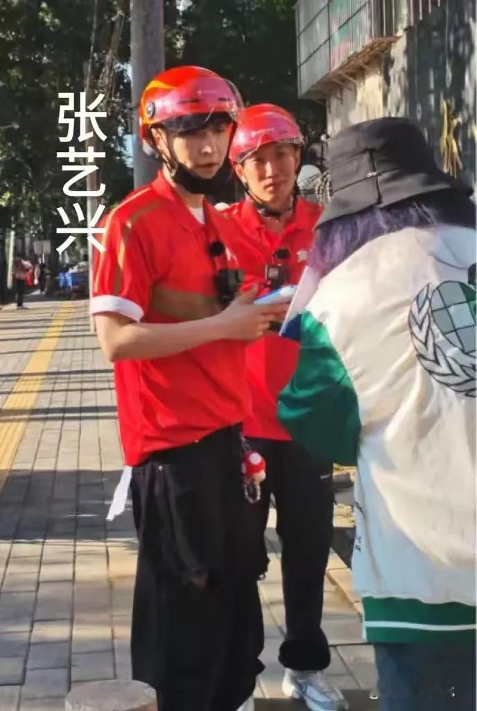 真没想到，能在街头偶遇张艺兴送外卖！他墨镜口罩全副武装，把自己捂得严严实实，却还