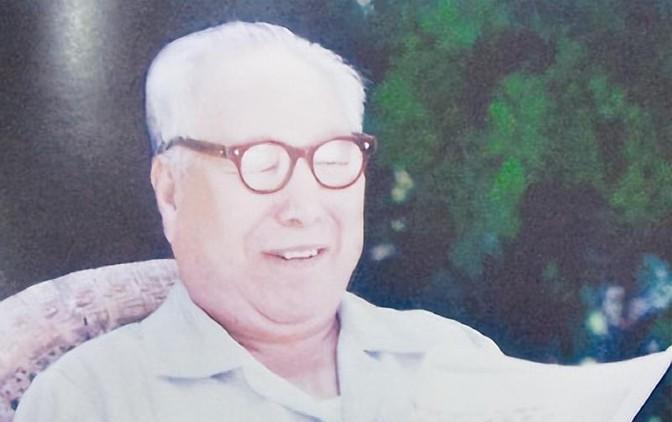 1988年4月一天，中顾委委员李运昌老将军不顾80岁高龄来到承德，在这里他见到挂