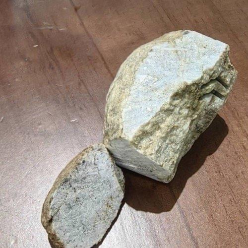 刷到个让人血压升高的消息，湖北的邓先生在直播间砸了19万想“捡漏”翡翠原石，结果