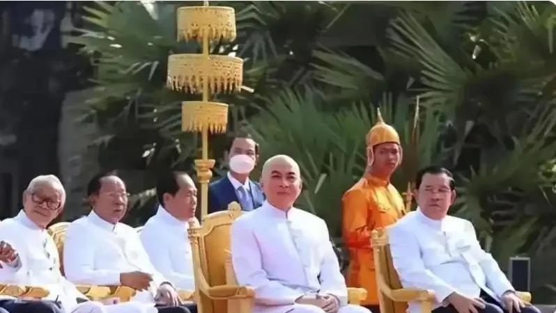 柬埔寨国王西哈莫尼，这日子过得太憋屈！登基21年未娶妻，72岁无儿无女。这令