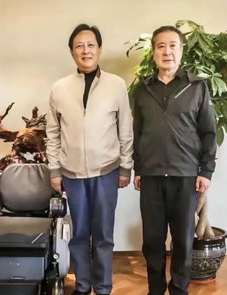 唐国强应该是男明星里入戏比较深的一个演员，在现实中拍的照片也是比较刻意端着的，好