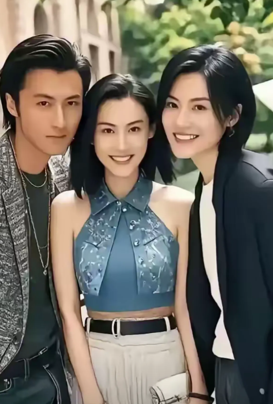 和谢霆锋，王菲合影的中间那个美女是谁，看着好美啊！