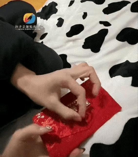 泪目！安徽，姐姐出嫁前一晚，弟弟神神秘秘地来到姐姐房间，姐姐以为弟弟是有什么事，