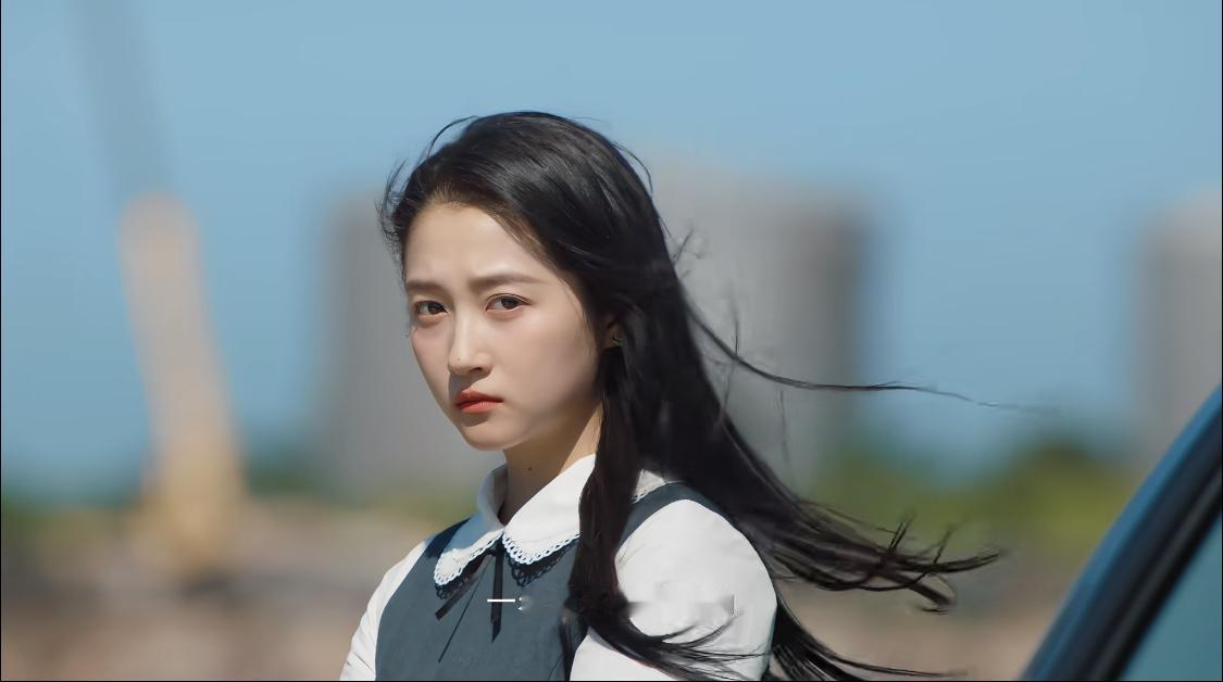 落魄大小姐和冷脸小武爷，刑武一开始觉得晴也就是一个麻烦，说话都带着不耐烦。一