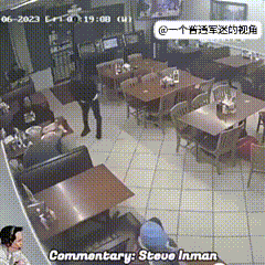 美国休斯敦市的一家饭馆，一名劫匪拿着一把假枪进来打劫，但是没有想到吃饭的一位大爷
