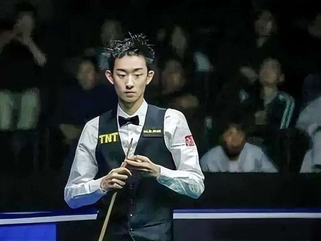 中国德比惊现8-1悬殊比分！00后小将狂轰破百，希金斯上演超级逆转！斯诺克世