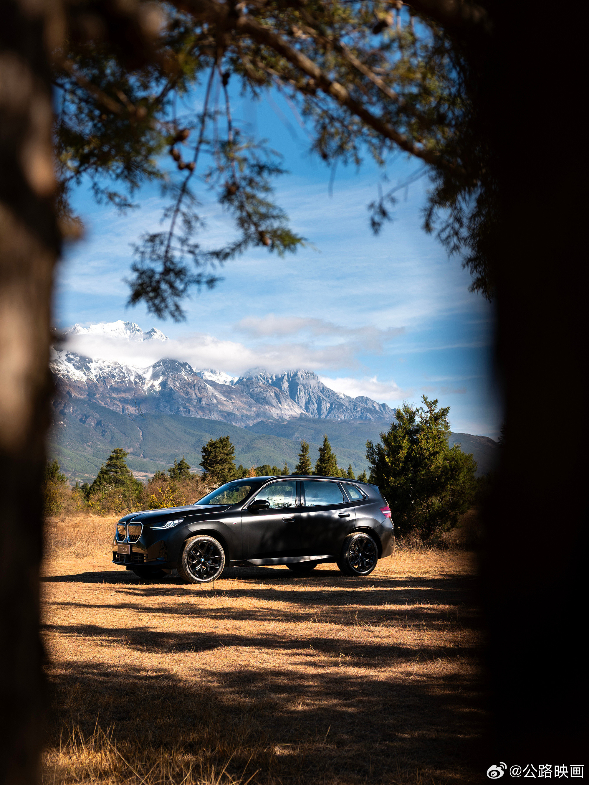 汽车摄影｜雪山遇“神驹”作为汽车摄影师，每一次观察车身光影，都感觉车是有情绪有灵