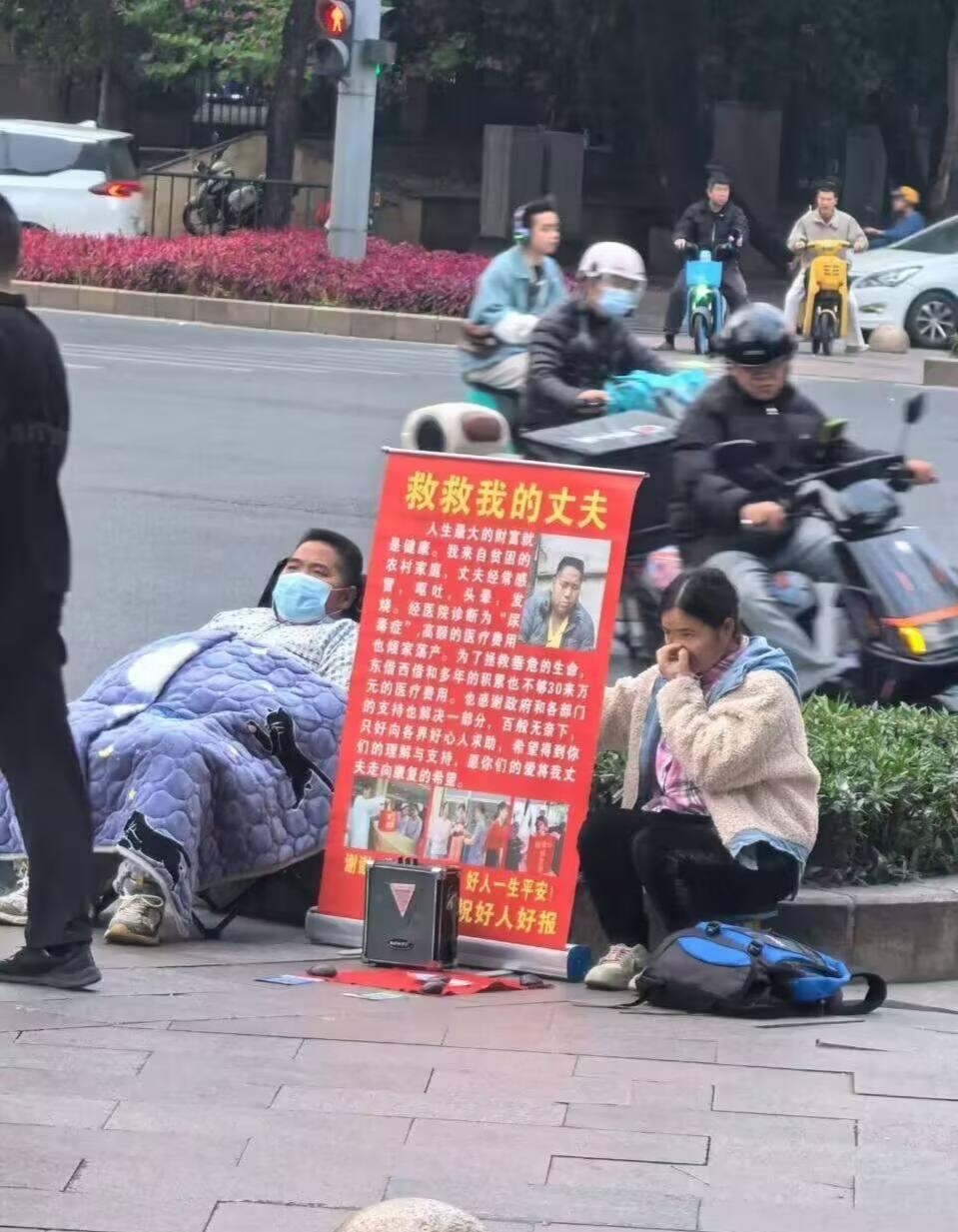网上看到的，有点搞笑但是笑不出来，现在的乞讨都这么高级了吗？
