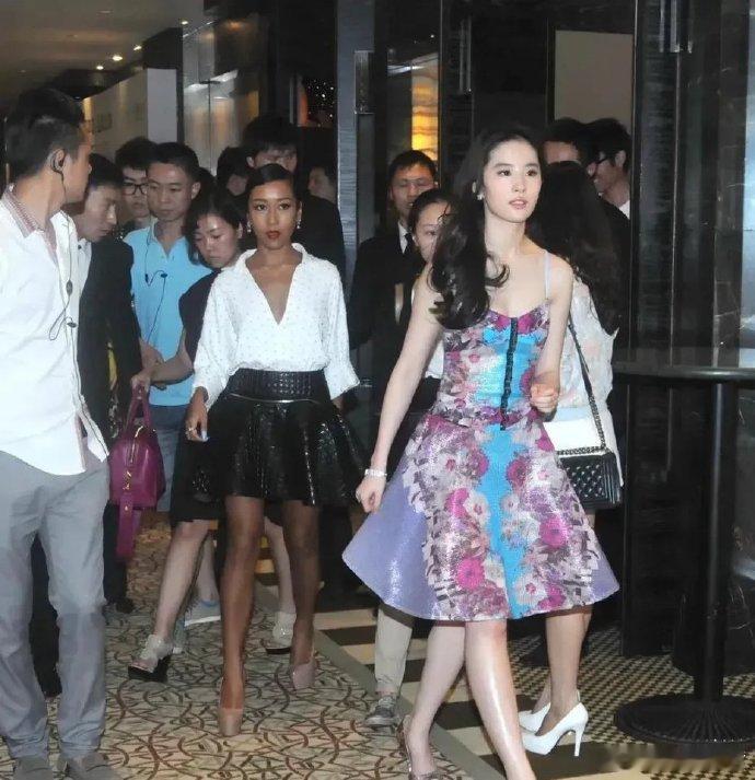 与刘亦菲同框，方知气质出众非易事，不是人人都能在她的光环下毫不逊色。​​​