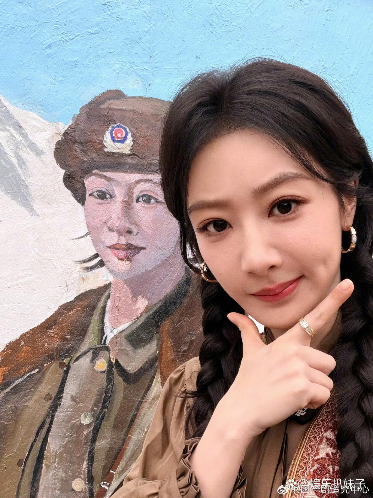 1.赵丽颖的审美一直都不太行，那些被吐槽土的礼服也是自己挑选，并不存在团队或者妆