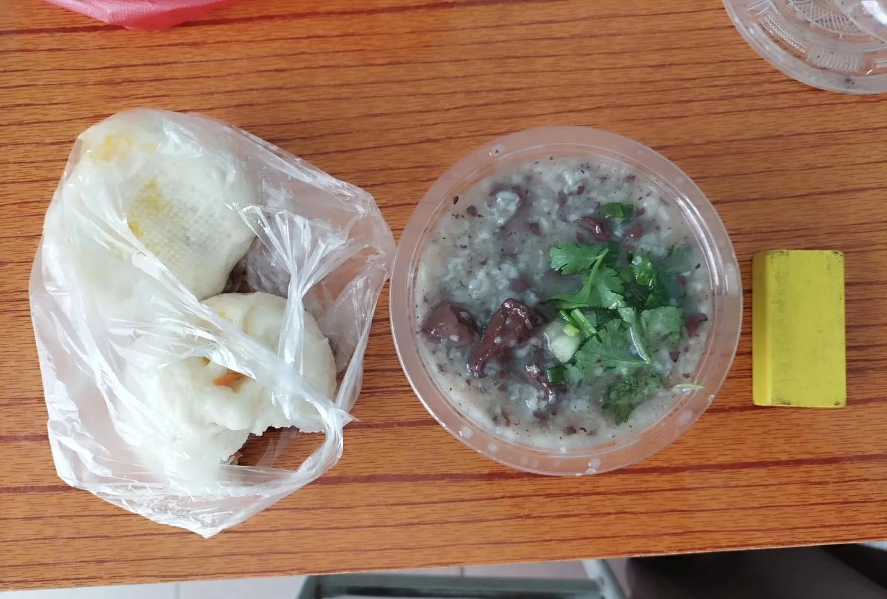 前两天丈夫不上班，在家里忙捉鱼，扰得我两天心绪不宁。昨天他终于去上班了，我心里