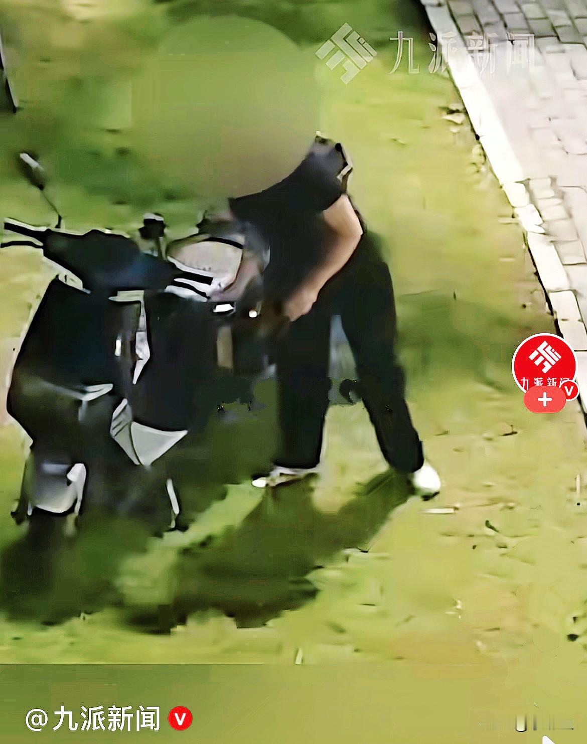 近日，浙江台州徐先生骑着电动车，带着妻子、女儿出门散步，到了地方，妻女先下车，徐