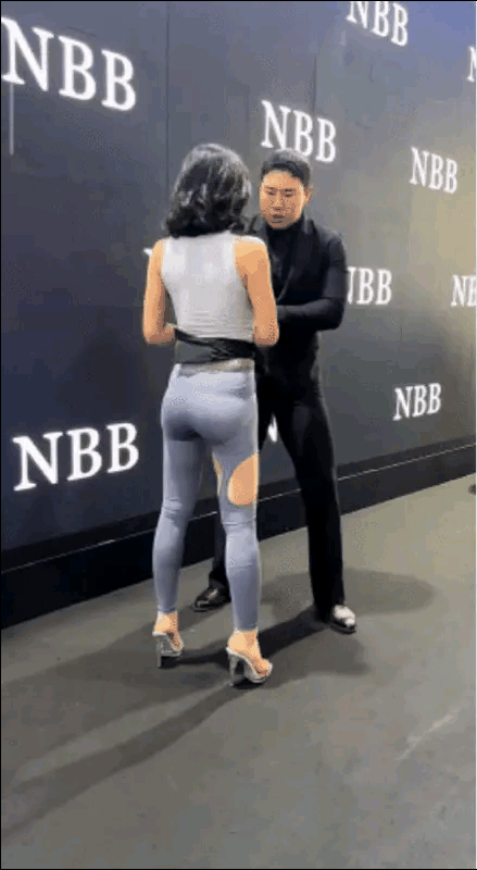 网红龚玥菲与上一任绯闻男友李明轩在广州出席商业活动时,李明轩为展示自己的硬汉形象