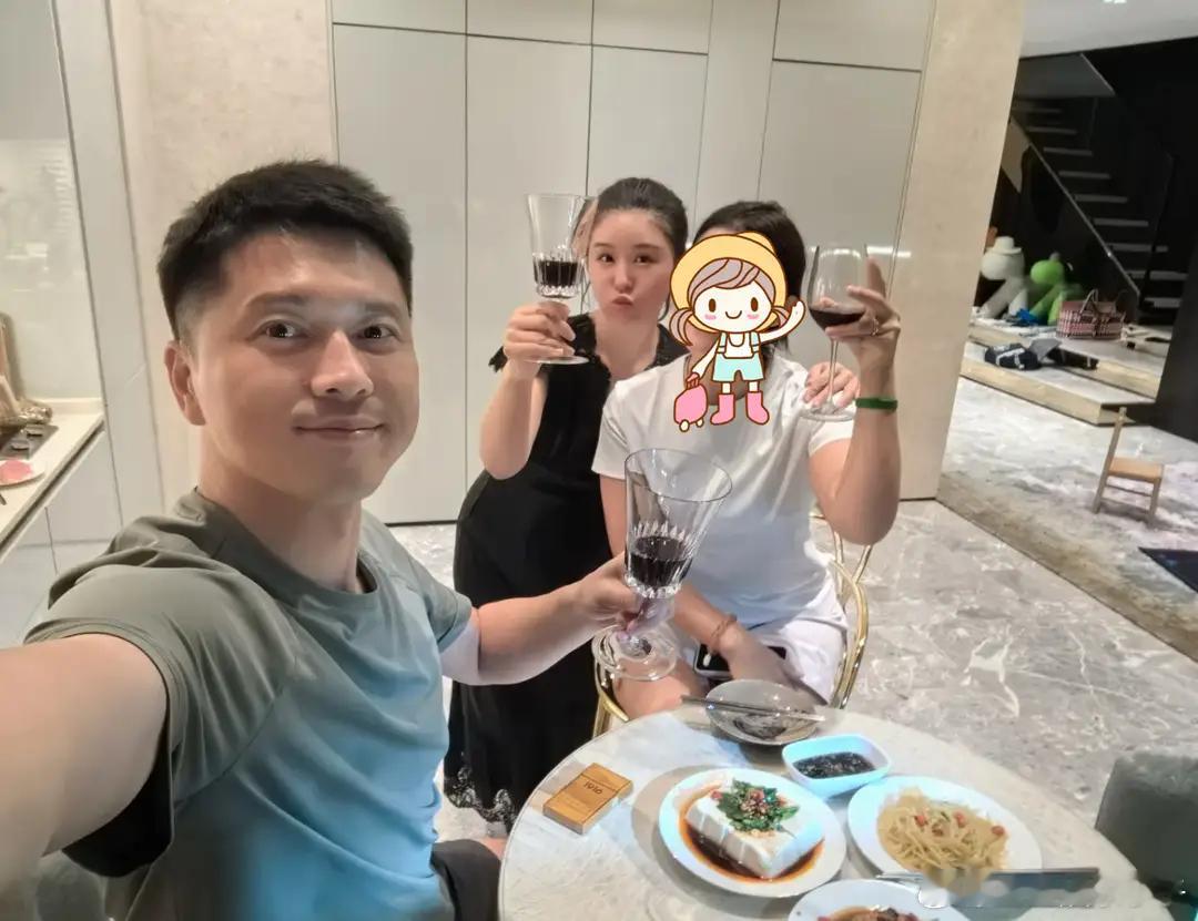 李小萌夫妇在家请客，复式大平层装修很有格调，王雷喝酒也抽……​​​