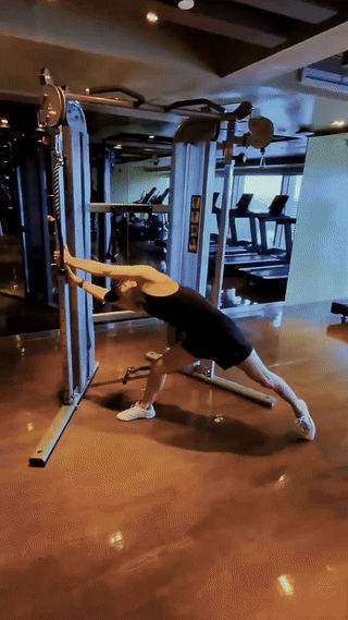 王嘉尔这一天到底做了多少事完全被王嘉尔的一天震撼了！健身、吃喝玩乐、彩排、演唱