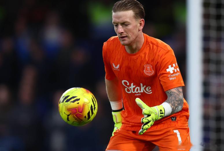 埃弗顿门将皮克福德在接受《泰晤士报》采访时，谈他在去年11月客场对阵曼联时，扑出