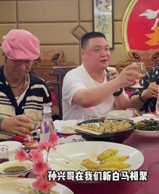 62岁孙兴和吴毅将聚会:茅台相伴，海鲜作陪的明星聚会