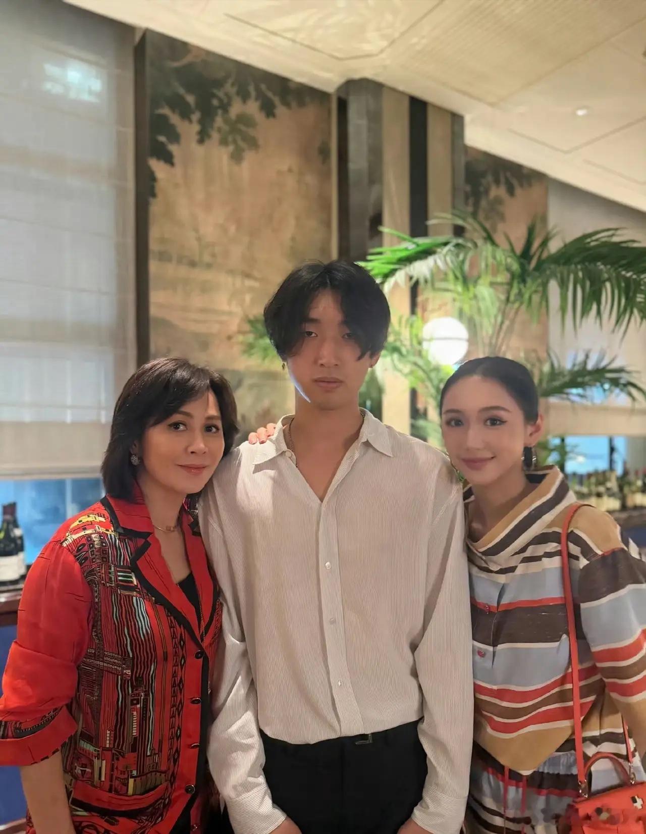 刘嘉玲晒与侄子、干女儿合影，刘嘉玲留着齐肩短发，内穿一件黑色背心，外搭红色衬衫，