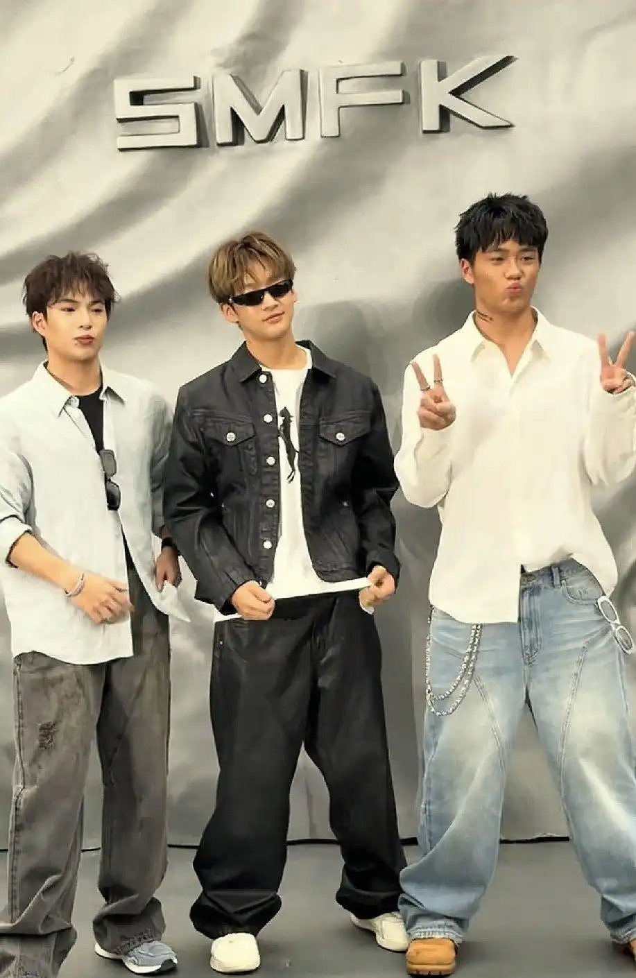 20岁王中磊儿子、18岁曹格儿子、15岁邹市明儿子同框，小时候的萌娃全变样了，网友吵着问谁最帅​