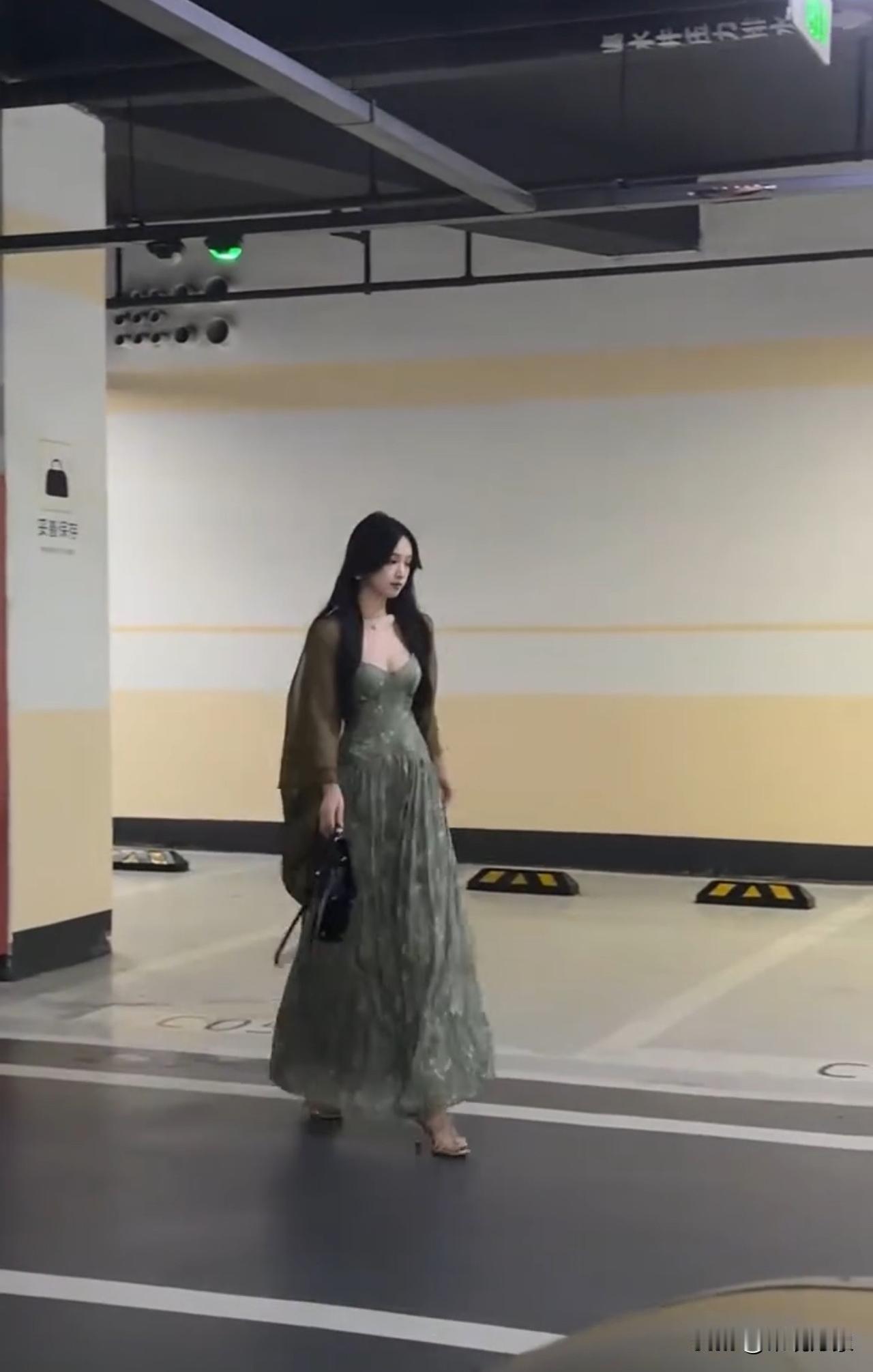 接美女去吃饭…你说吃点什么好呢？