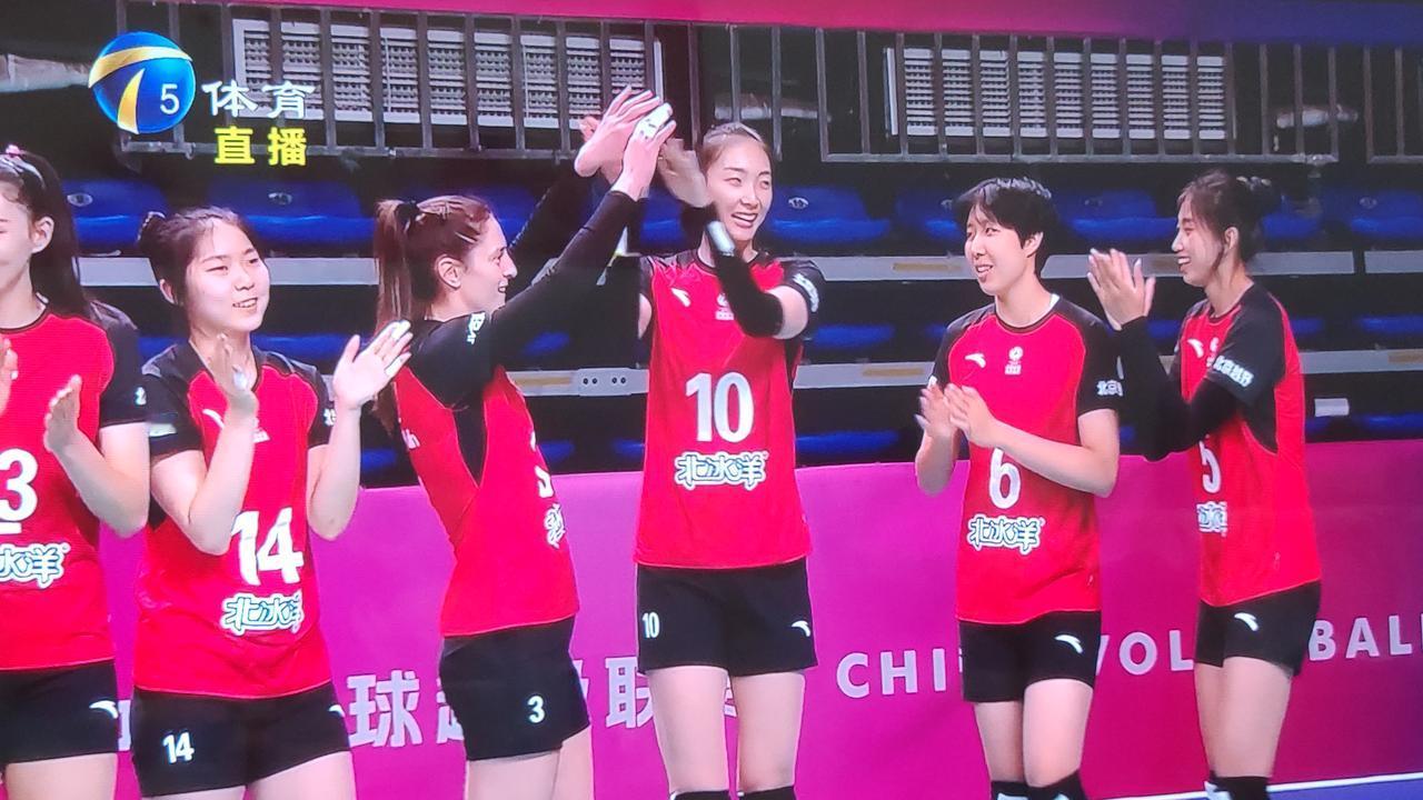 第一局比赛天津女排23-25惜败北京女排。第一局比赛北京女排真是成也王云蕗，