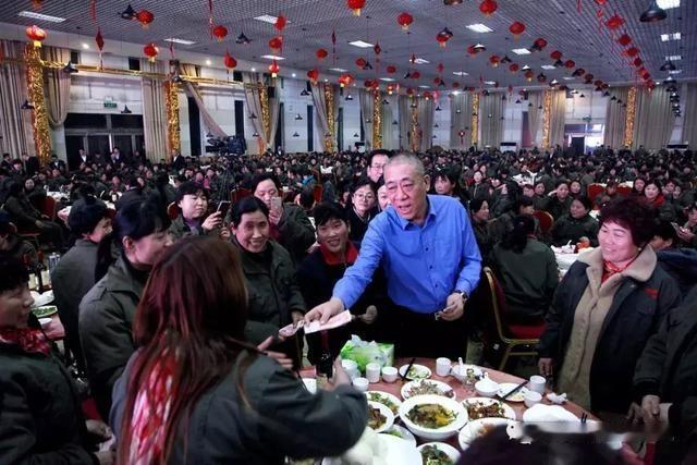 河南一老板把1600桌宴席摆进厂房，1.5万人同吃团圆饭！网友：还招人吗？9月23日晚，河南矿山第十