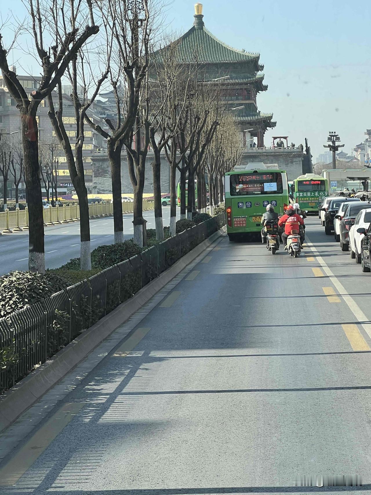 西安这是怎么了？今天下午坐公交车去陕西省体育场买东西，公交车的行车路线将经过