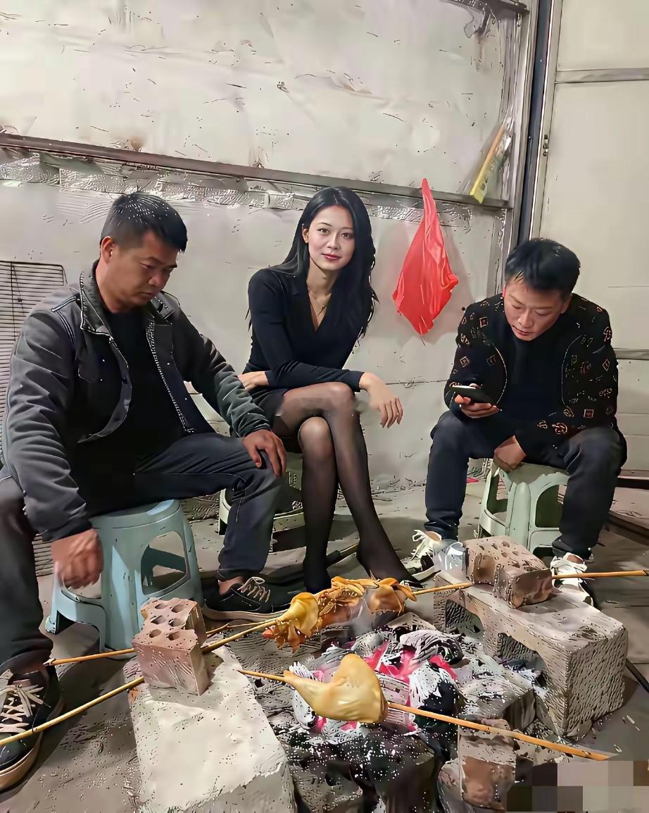 左边这个工地上班，人踏实月薪一万➕。右边这个没有工作整天玩，家里父母是做生意的。