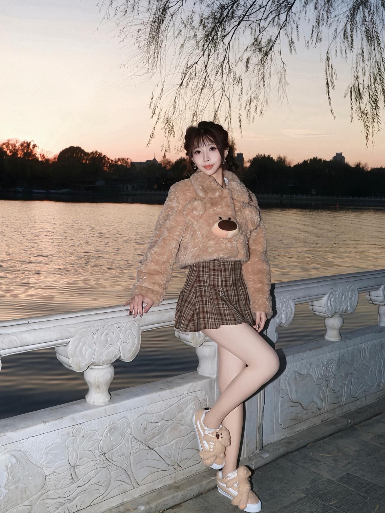 湖畔倚栏人，秋意入画来。优雅自信穿搭分享有什么舒服好看的女生穿搭