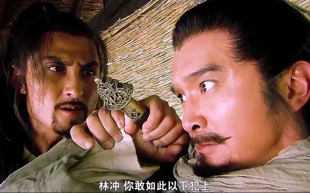 说林冲不能杀王伦的，其实就是让老实人受了欺负不能反抗。王伦对林冲有啥恩情，梁山上他是老大不假，但背后
