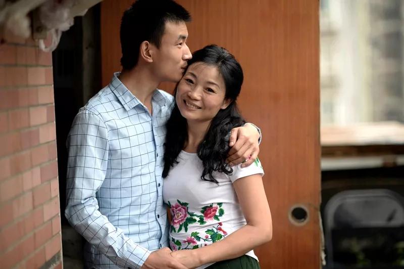 标题：老婆背叛丈夫，家庭债务压垮爱情，竟藏着惊天逆转！李明和王芳结婚已经快二