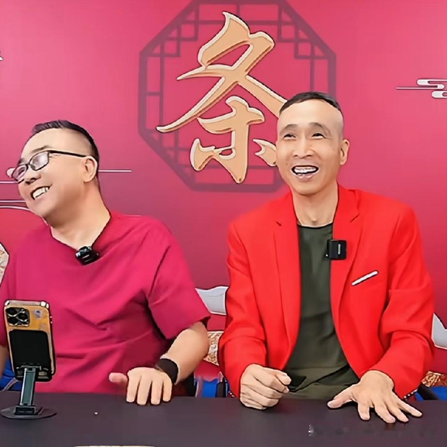 杨议和条子在一起直播了，有人在公屏上说:“这人一看就不像好人”，条子刚想反驳，杨