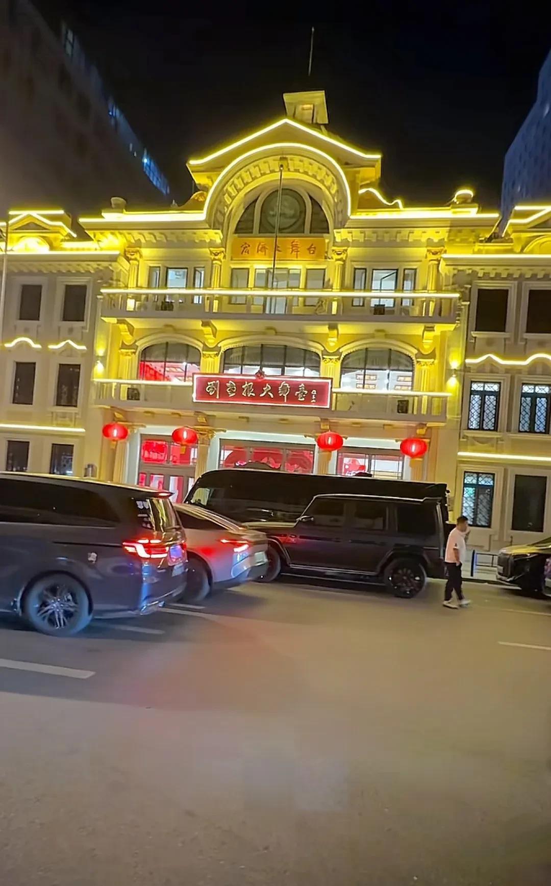昨晚大连刘老根大舞台门外停满豪车，原因不是有钱人喜欢二人转，而是提前得知赵本山要
